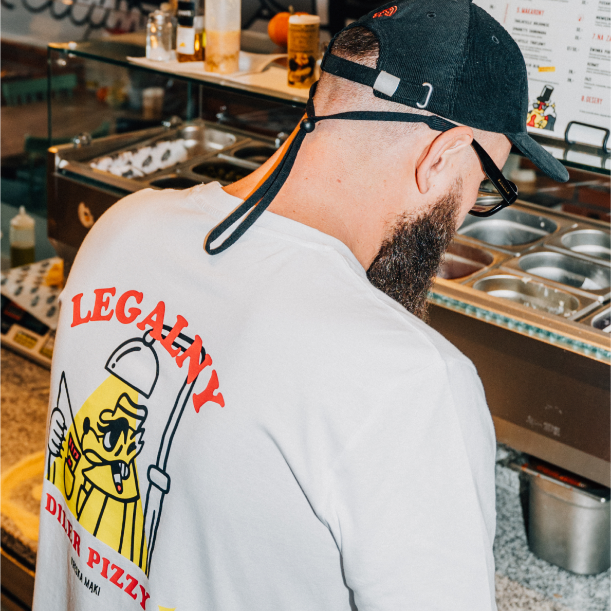 Pizza włoska w trakcie produkcji Kreska Mąki