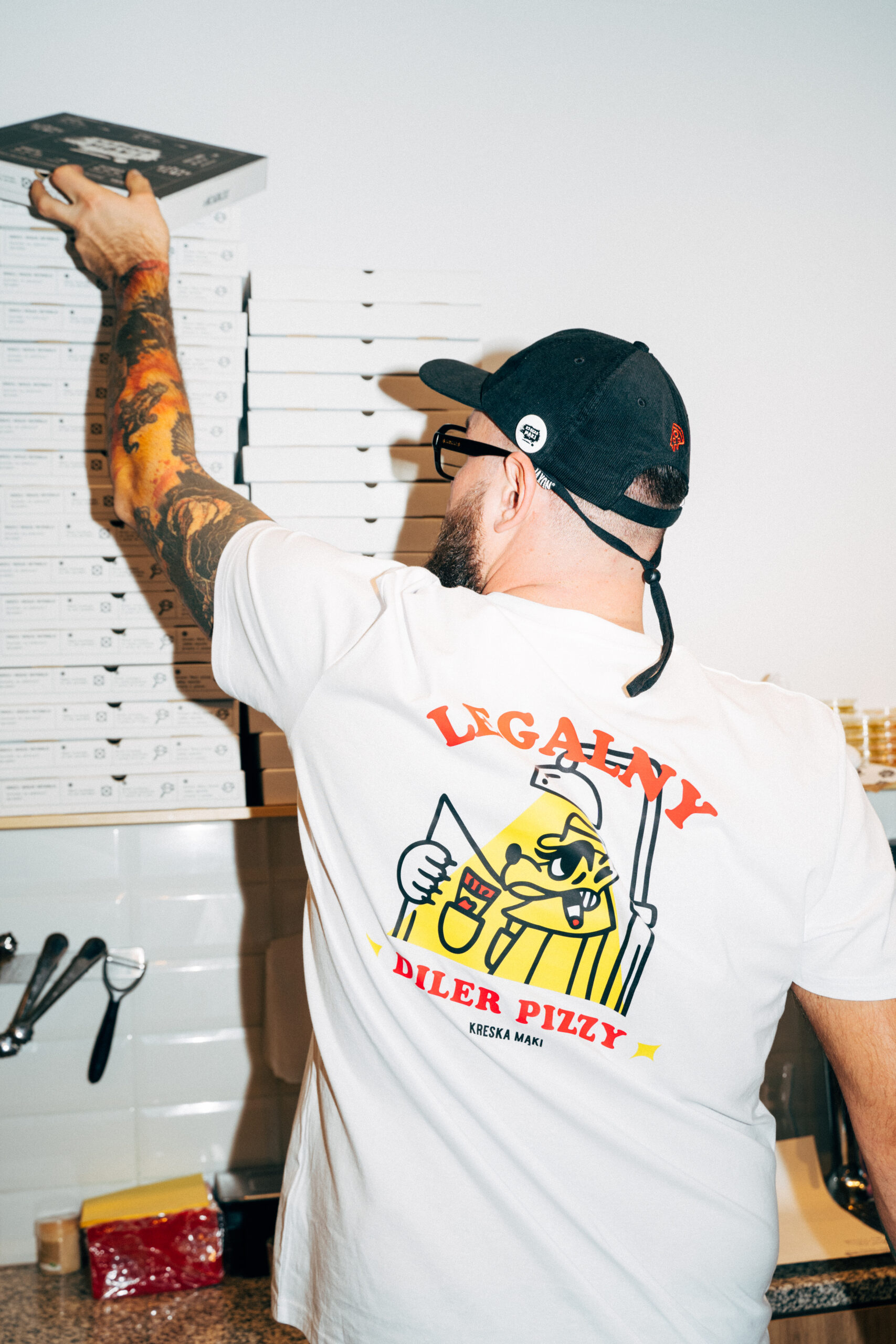 Na zdjęciu pracownik Kreski Maki w Gdańsku. W trakcie przygotowywania pizzy.